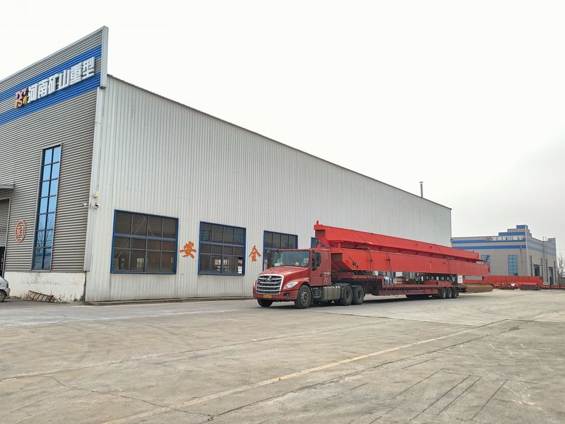 兩臺10噸 跨度28.4米電動葫蘆橋式起重機，發往山東威海